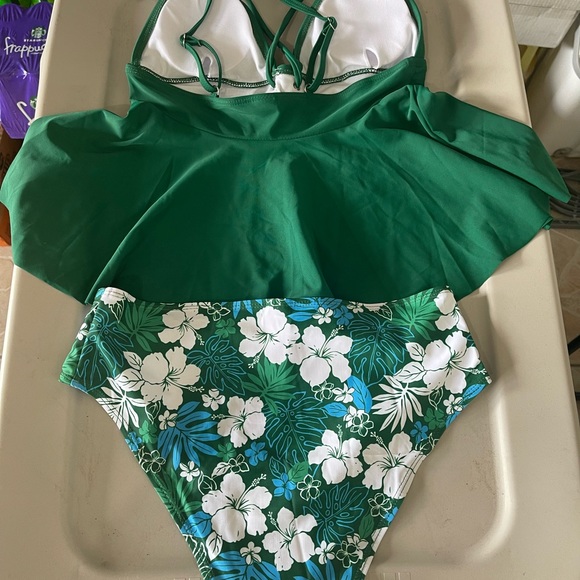 Bathing suit 🩱 - Picture 2 of 4